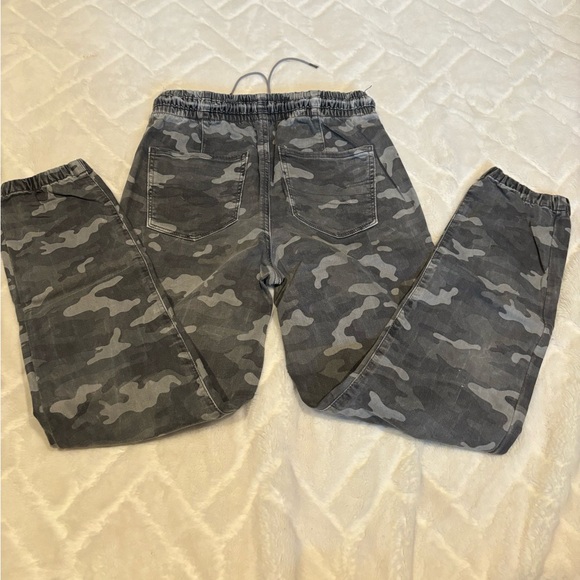 American Eagle Outfitters Pants - Women's/Teen's American Eagle pants with tapered bottom - Size 8 Worn 1x